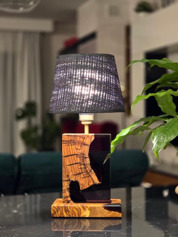 Lampa B69 z drewna i żywicy we wnętrzu