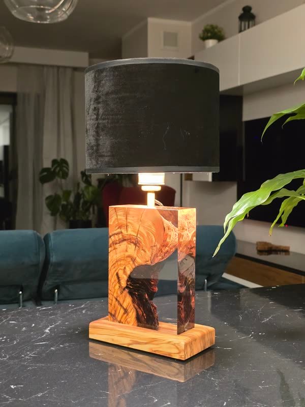 Lampa B70 z drewna i żywicy we wnętrzu