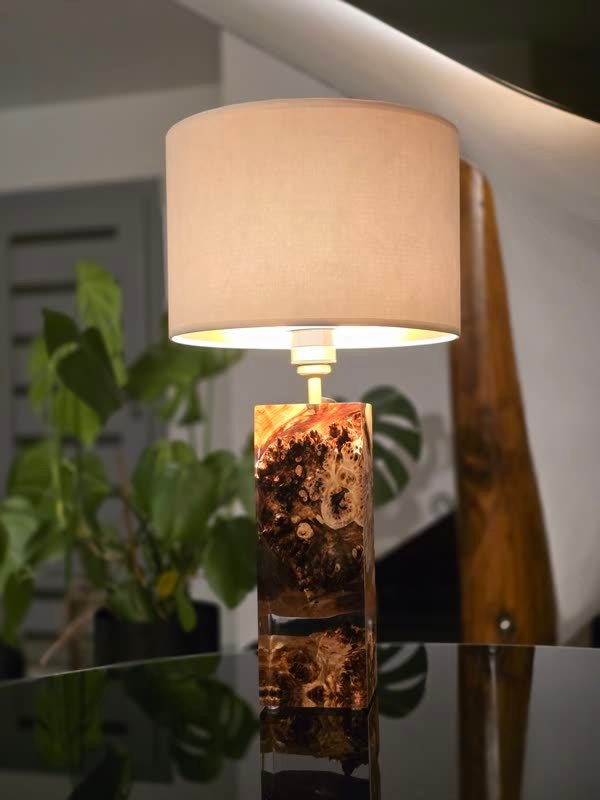 Lampa B73 z drewna i żywicy we wnętrzu