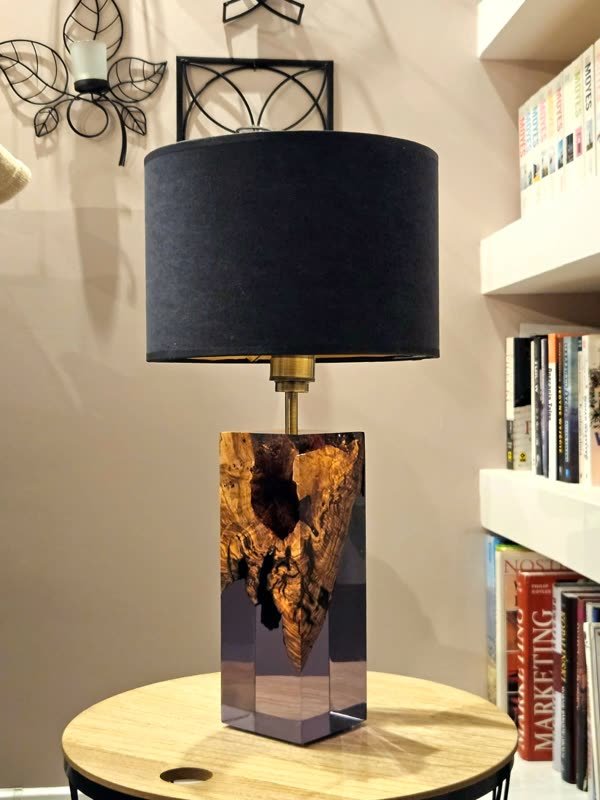 Lampa B74 z drewna i żywicy we wnętrzu