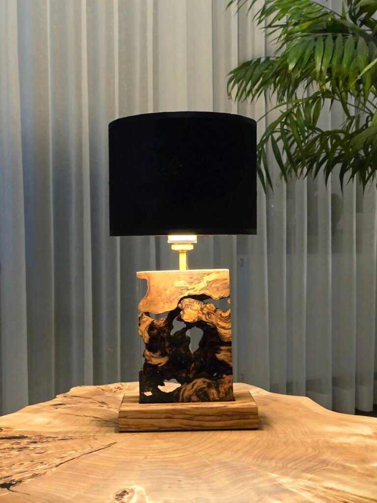 Lampa z drewna oliwnego i żywicy z czarnym abażurem